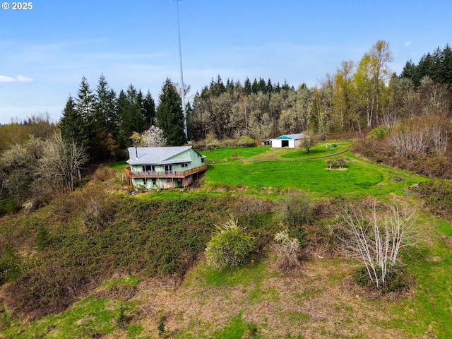 birds eye view of property featuring a forest view