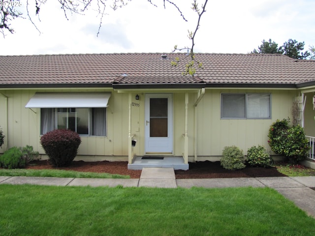 single story home featuring a front yard