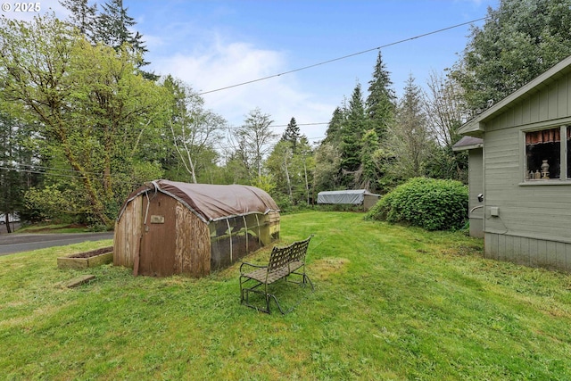 view of yard with an outdoor structure