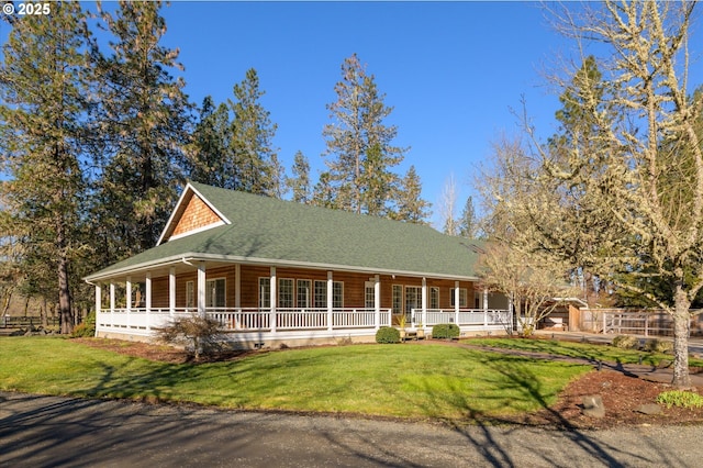 country-style home featuring a porch, a front lawn, and a shingled roof