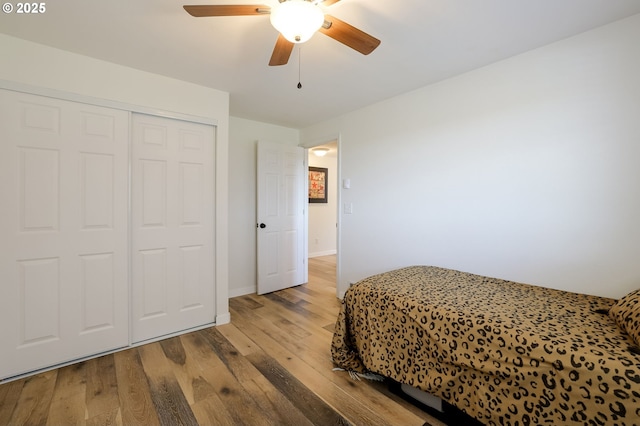 8095 SW High Cone Dr, Terrebonne, OR 97760 - bedroom featuring wood finished floors, a closet, a ceiling fan, and baseboards