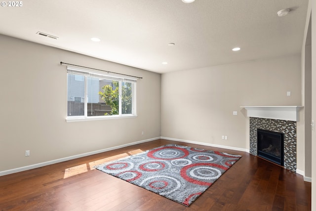 living room featuring hardwood / wood-style floors, baseboards, and recessed lighting