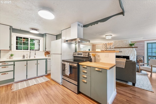 2906 SW Spring Garden St, Portland, OR 97219 - kitchen with white appliances, range hood, a textured ceiling, light wood-type flooring, and a sink