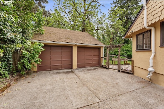 2906 SW Spring Garden St, Portland, OR 97219 - view of detached garage