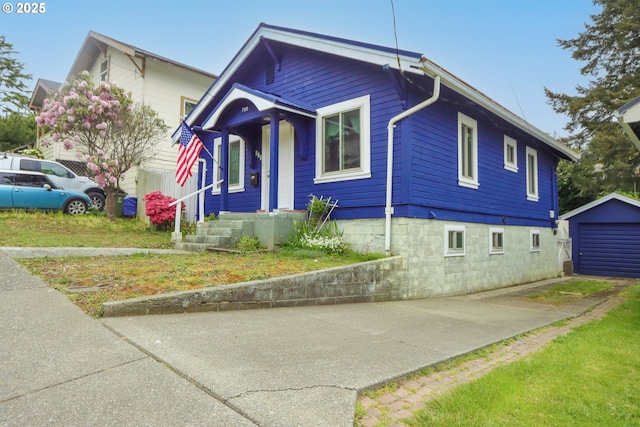 780 N 10th St, Coos Bay, OR 97420 - bungalow with an outdoor structure, a detached garage, and driveway