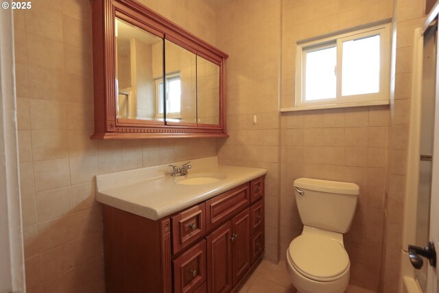 780 N 10th St, Coos Bay, OR 97420 - bathroom featuring tile walls, toilet, and vanity