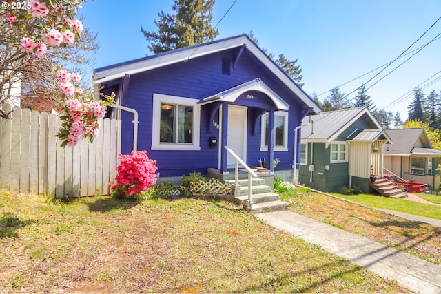 780 N 10th St, Coos Bay, OR 97420 - bungalow-style home featuring fence and a front lawn