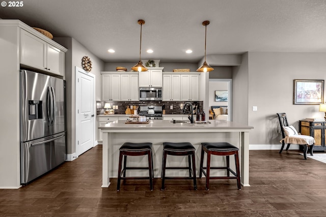 13610 NE 109th Way, Vancouver, WA 98682 - kitchen with appliances with stainless steel finishes, recessed lighting, tasteful backsplash, a sink, and a kitchen bar