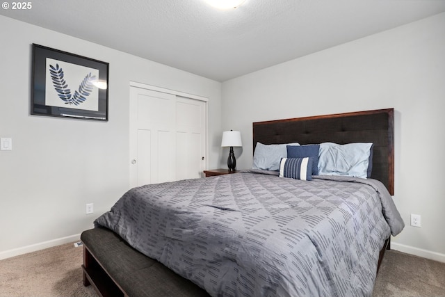 bedroom featuring carpet flooring, baseboards, and a closet