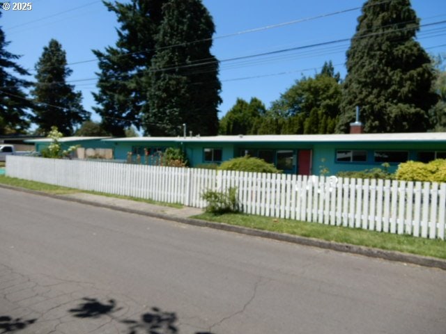 1492 Barton St, Eugene, OR 97404 - ranch-style home featuring a fenced front yard