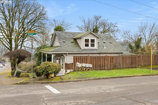 view of front facade with a front yard