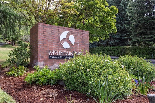 view of community / neighborhood sign