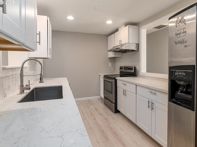 11421 SE Pardee St, Portland, OR 97266 - kitchen with stainless steel appliances, under cabinet range hood, a sink, light wood-style floors, and recessed lighting