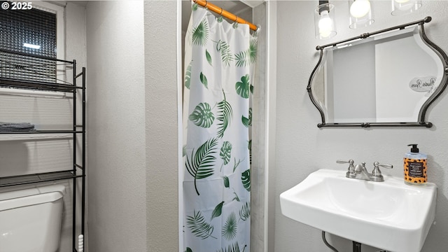 1060 SW 7th St, Hermiston, OR 97838 - full bathroom featuring a sink, a shower with shower curtain, toilet, and a textured wall
