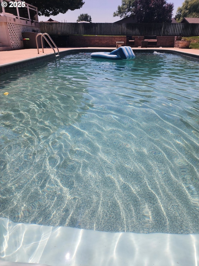 1060 SW 7th St, Hermiston, OR 97838 - view of swimming pool with a fenced backyard