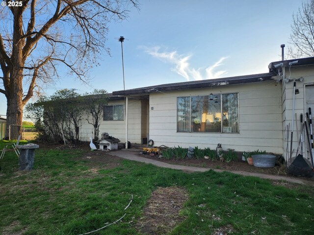 75595 Depot Ln, Irrigon, OR 97844 - view of front of property featuring a front lawn