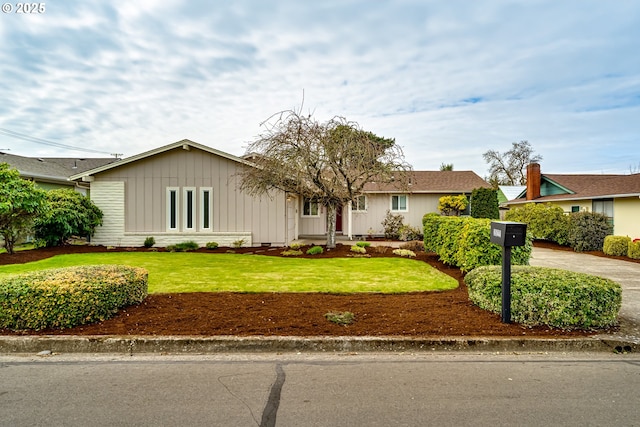 view of front facade with driveway and a front lawn