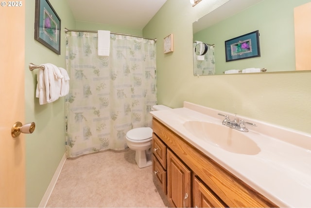 full bath featuring toilet, vanity, a shower with curtain, and baseboards