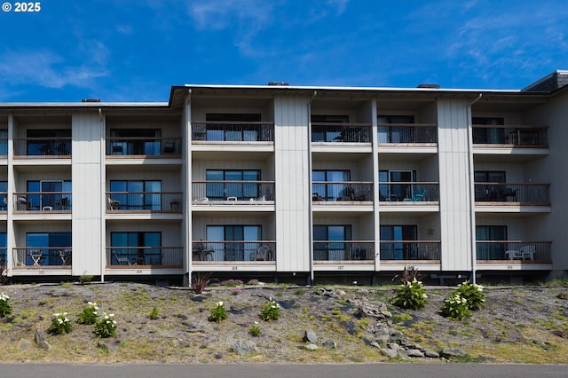 view of apartment building / complex