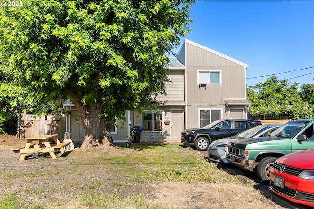 1720 17th St, Springfield, OR 97477 - view of front facade featuring uncovered parking and a metal roof