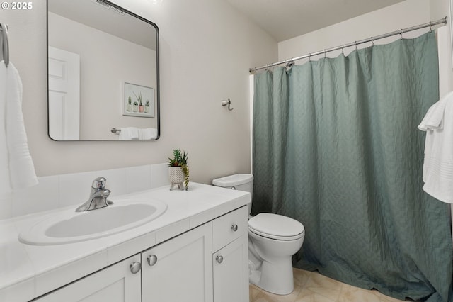 full bathroom featuring visible vents, toilet, vanity, and a shower with curtain