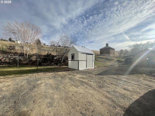 view of yard with a storage shed