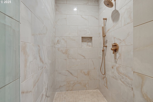 14 Juarez St, Lake Oswego, OR 97035 - bathroom featuring a tile shower