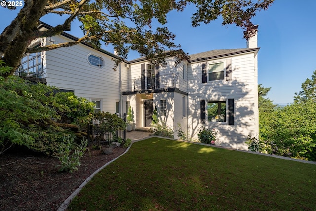 back of house featuring a yard