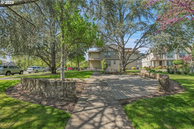 view of property's community with a lawn and a residential view