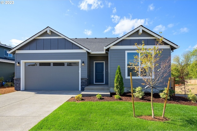 view of front of house with a front lawn and a garage