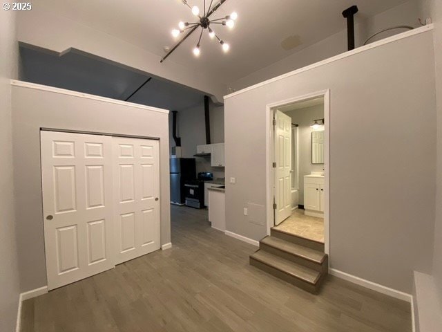 1127 6th Ave, Albany, OR 97321 - corridor featuring a chandelier, wood finished floors, and lofted ceiling