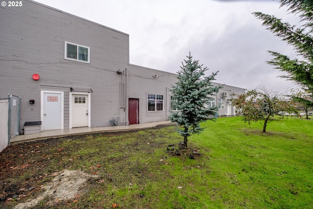 1127 6th Ave, Albany, OR 97321 - rear view of property with a lawn
