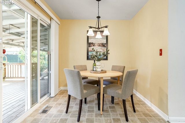 1052 Shamrock Dr SE, Salem, OR 97302 - dining room with baseboards and a chandelier