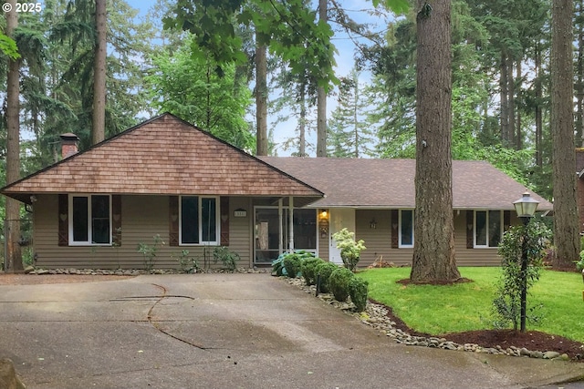 18581 Timbergrove Ct, Lake Oswego, OR 97035 - ranch-style house featuring a front lawn and a shingled roof