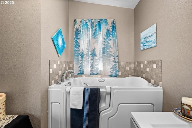 309 SW Monroe St, Sheridan, OR 97378 - bathroom featuring a textured wall and a garden tub