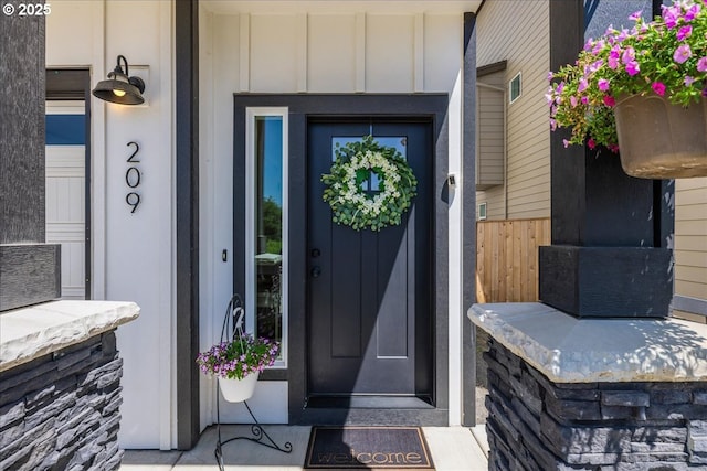 209 W Barbaras Way, Newberg, OR 97132 - entrance to property featuring board and batten siding