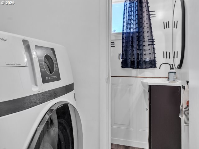 3185 14th Ave, Albany, OR 97322 - washroom featuring washer / clothes dryer and a sink
