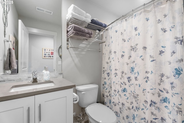 11465 SE Pleasant Valley Pkwy, Happy Valley, OR 97086 - bathroom with vanity, toilet, and curtained shower