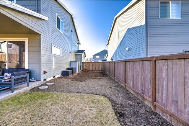 view of yard with outdoor lounge area