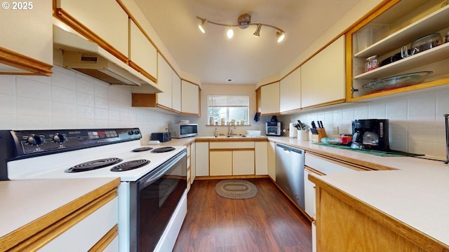 kitchen featuring a sink, stainless steel appliances, dark wood-style floors, and light countertops