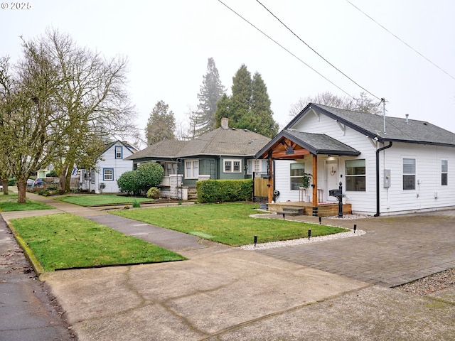 view of front of property featuring a front lawn