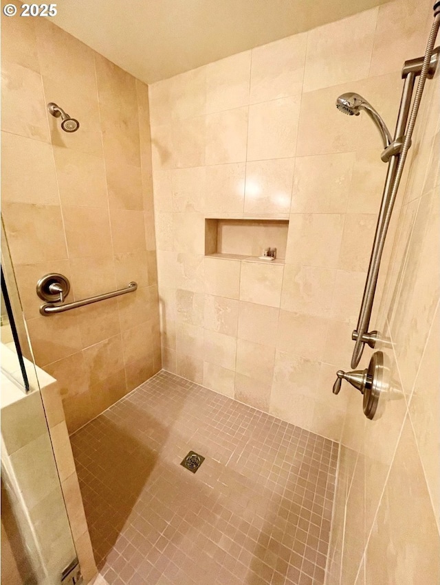 bathroom featuring a tile shower