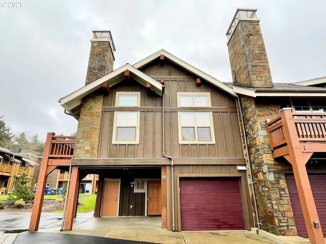 view of front facade featuring a garage