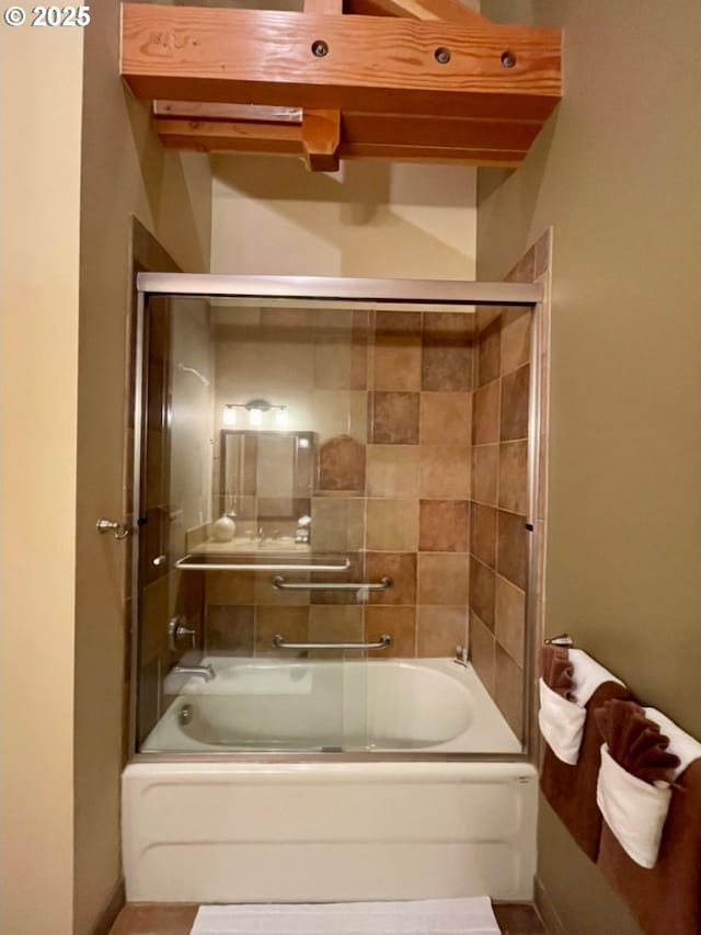 bathroom with enclosed tub / shower combo