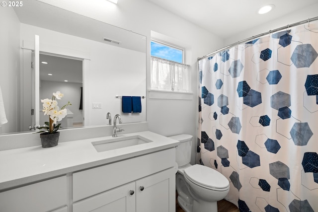 1046 SE Olive Way, Estacada, OR 97023 - full bathroom featuring vanity, toilet, recessed lighting, and a shower with curtain