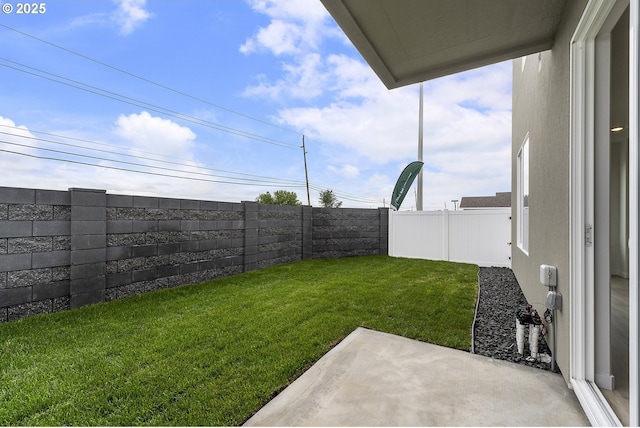 1129 NE Emerald Dr, Hermiston, OR 97838 - view of yard with a patio