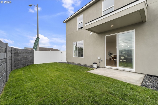 1129 NE Emerald Dr, Hermiston, OR 97838 - view of yard with a patio area