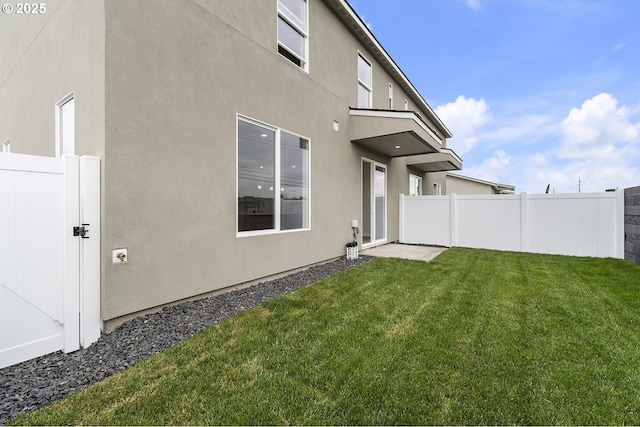 1129 NE Emerald Dr, Hermiston, OR 97838 - back of house featuring stucco siding