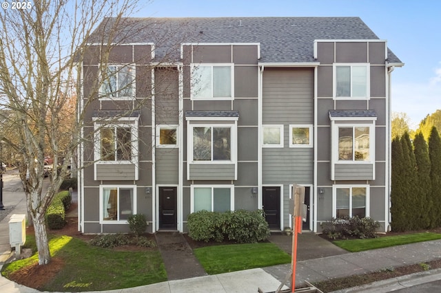895 SW 170th Ave, Beaverton, OR 97006 - view of front of home with roof with shingles, stucco siding, and a front lawn
