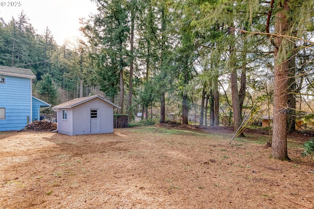 view of yard with a shed